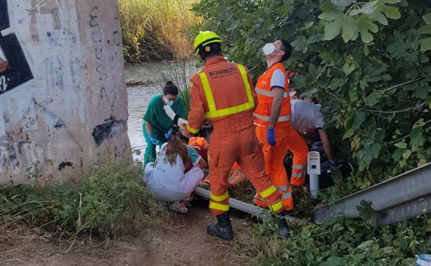 Muere un operario al caer de un puente en unas obras en Riba-roja