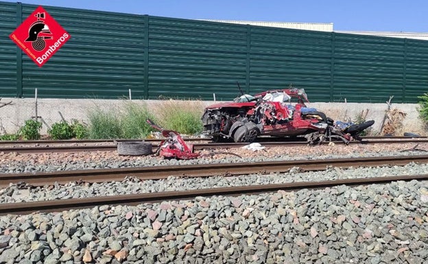 Cuatro fallecidos tras ser arrollado el vehículo en el que viajaban por un tren en un paso a nivel de Novelda