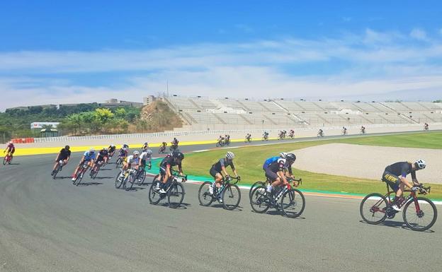 El calor protagoniza las 24 Horas Cyclo Circuit en el Circuit Ricardo Tormo