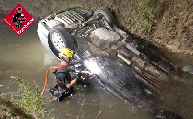 Rescatado un hombre tras caer con su coche a un canal en Almoradí