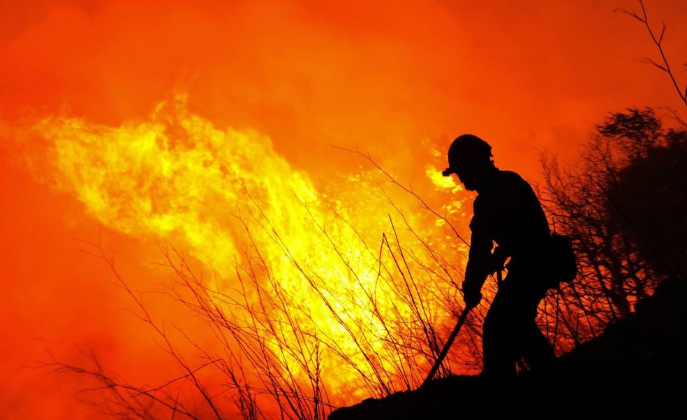 Los bomberos forestales convocan una huelga en pleno verano