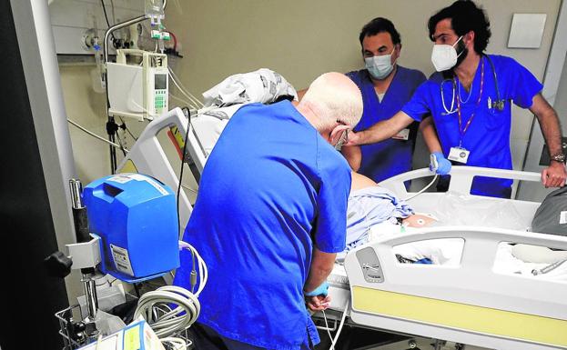 Los hospitalizados casi se triplican desde San Juan y auguran nuevas restricciones