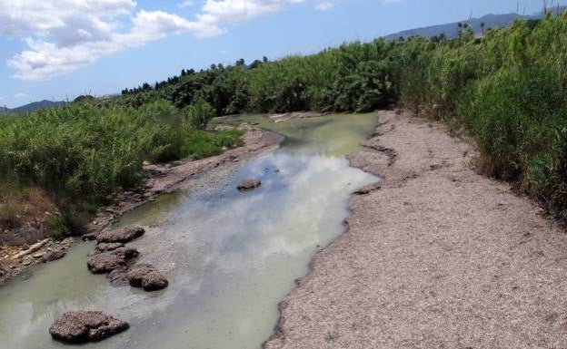 Dénia y Els Poblets vuelven a unir fuerzas para evitar que se estanque el agua en la desembocadura del Girona