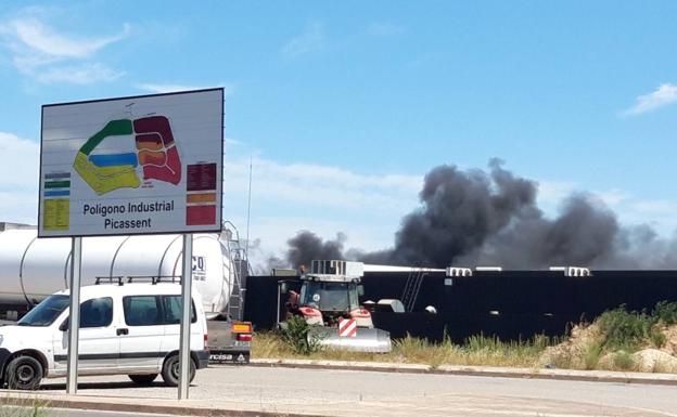 Desalojan cuatro fábricas en Picassent a causa del incendio en una empresa química