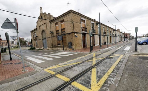 Los vecinos de la lonja del Cabanyal exigen de nuevo al Consistorio que les deje comprar el suelo de las casas