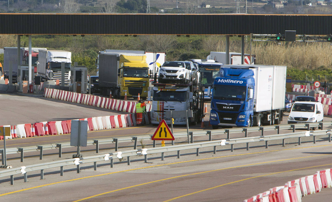 Los transportistas alertan de cierres de empresas por la subida del gasóleo