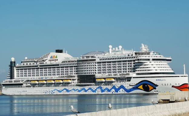 El crucero AIDAperla atraca en Valencia