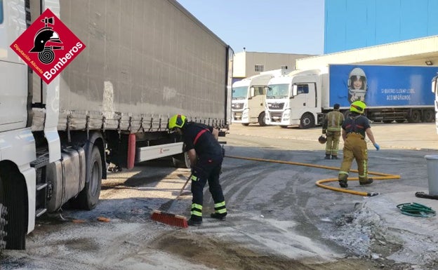 Un camión vierte 400 litros de gasoil a la vía en Crevillente después de que una trapa le haya roto el depósito