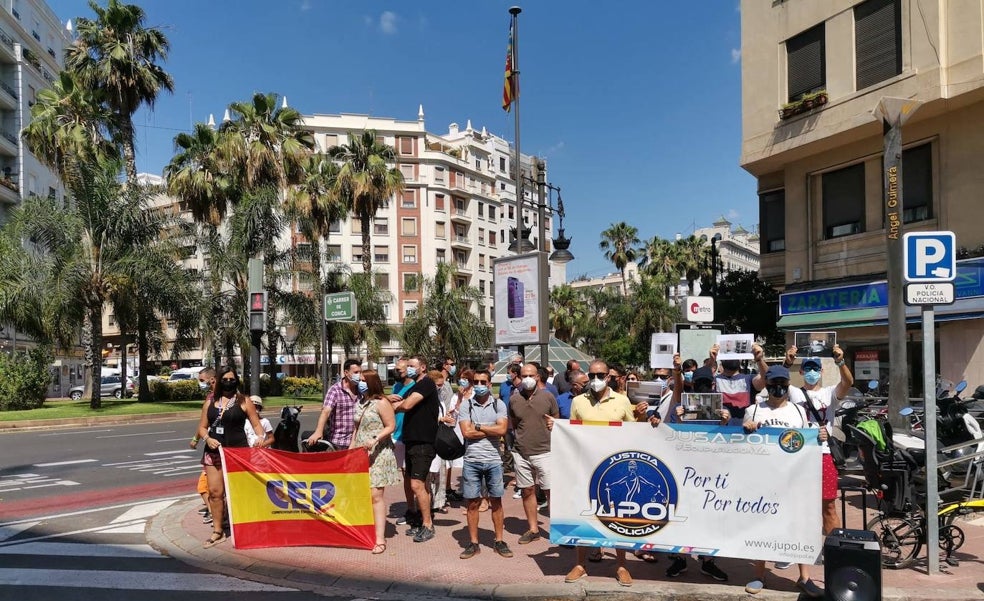 Policías nacionales protestan en Valencia por la mala climatización en comisarías