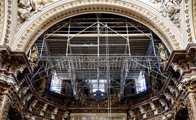 La Catedral instala un andamio flotante para valorar el daño de los ángeles músicos