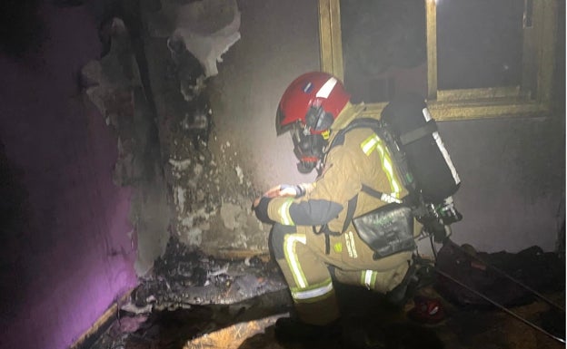 Una mujer y sus dos hijos resultan ilesos en el incendio de su vivienda anoche en el barrio de Carolinas