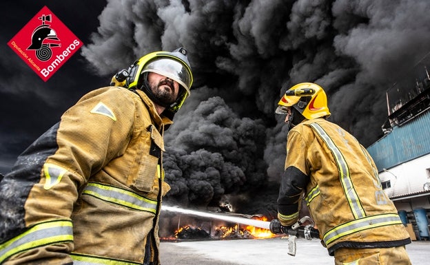 Un incendio quema una fábrica de cauchos en Sant Vicent del Raspeig