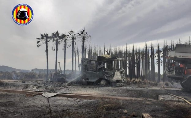 Un incendio en Polinyà calcina dos camiones de bomberos y causa dos heridos