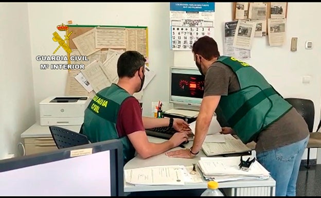 Estafa a dos amigos en Santa Pola con préstamos y servicios de telefonía a su nombre