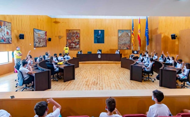 Los niños durante su visita al Ayuntamiento de Benidorm./ LP
