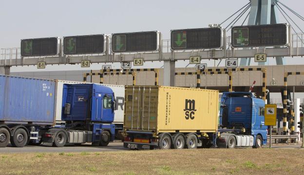 La huelga de transportistas en el puerto de Valencia amenaza con retrasar las exportaciones