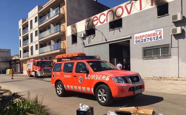 Un incendio calcina una nave y daña cuatro casas en Beniarjó