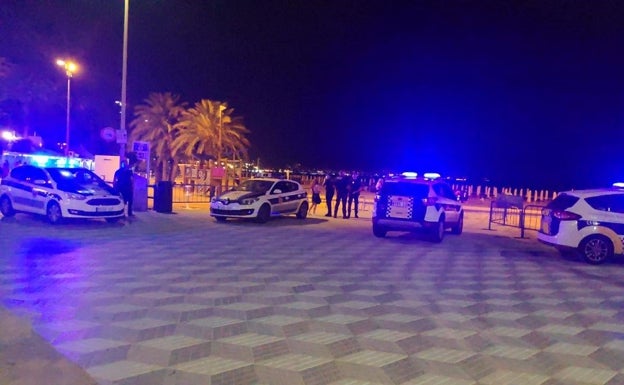 La Policía disuelve un botellón con casi 140 jóvenes sin mascarilla en la playa del Postiguet