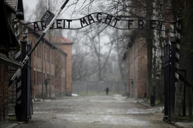 La entrada principal del campo de exterminio de Auschwitz, con su cruel lema 'El trabajo hace libre'. afp/