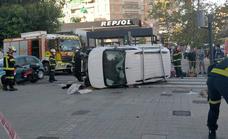 Un vehículo vuelca en la calle Archiduque Carlos de Valencia tras impactar con otro coche