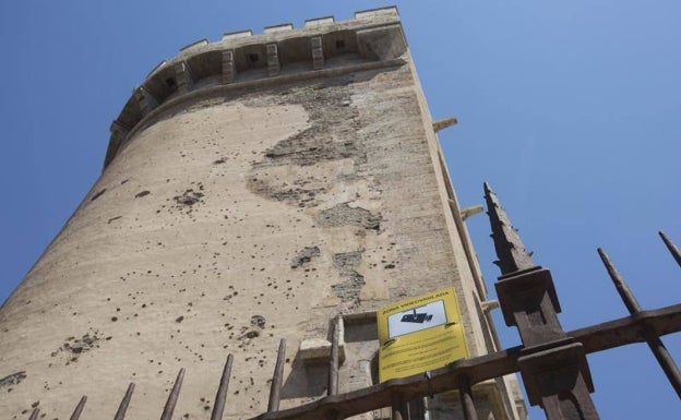 Ribó llena de carteles los monumentos de Valencia