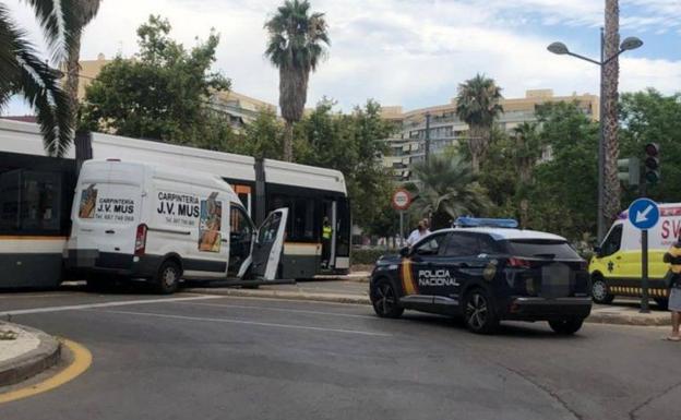 Colisión entre un tranvía y una furgoneta en Valencia