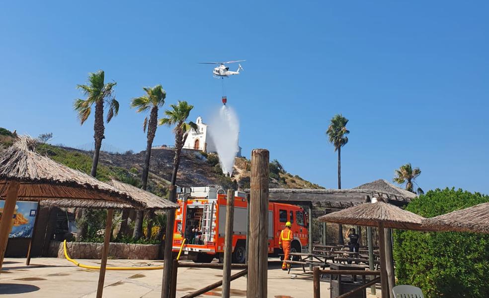 Un incendio obliga a desalojar a 1.400 personas del parque Aquópolis de Cullera
