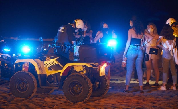 La Policía desmantela un macrobotellón de 1.000 jóvenes en Torrevieja