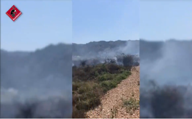 Los bomberos sofocan un incendio rural en Orihuela iniciado por una quema descontrolada de rastrojos