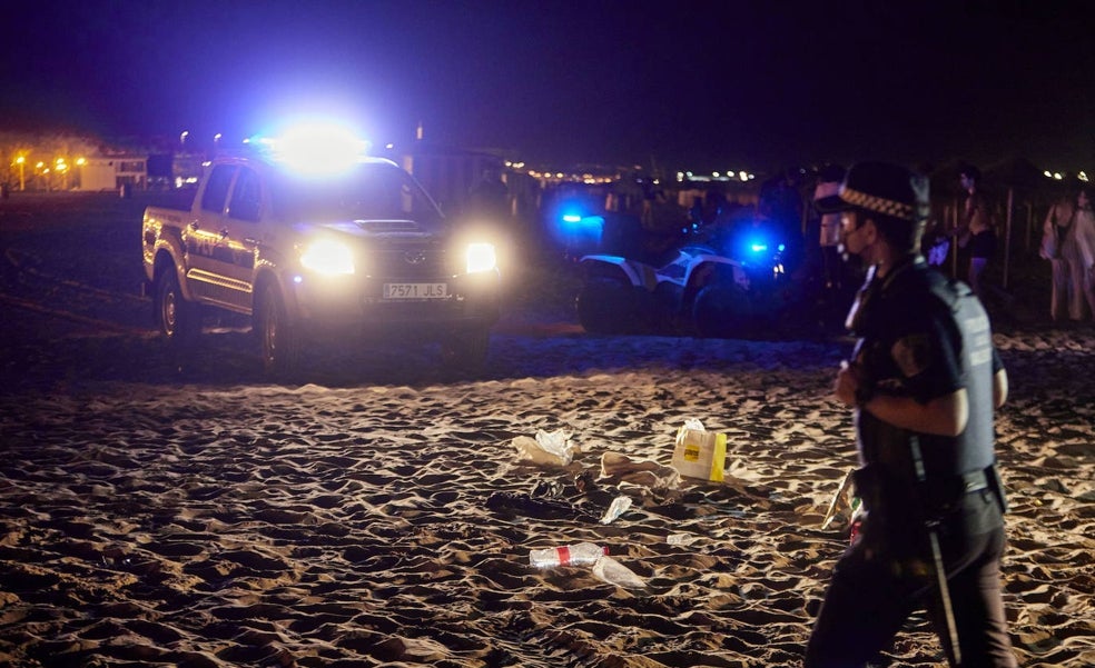 La Guardia Civil desmantela otro macrobotellón de 400 jóvenes en Torrevieja