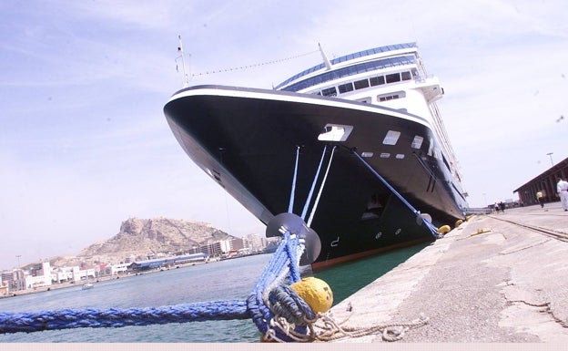 Confinado un barco mercante en el puerto de Alicante por un brote que afecta a 19 tripulantes, uno de ellos hospitalizado