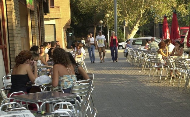 El Ayuntamiento de Valencia promete inspeccionar más bares y combatir el botellón en la avenida de Aragón