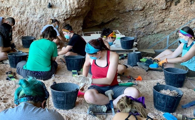 Hallan restos de animales en Bolomor que los neandertales subían hace 300.000 años