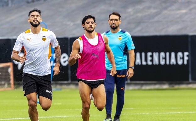 Guedes vuelve a los entrenamientos con su futuro sin resolver