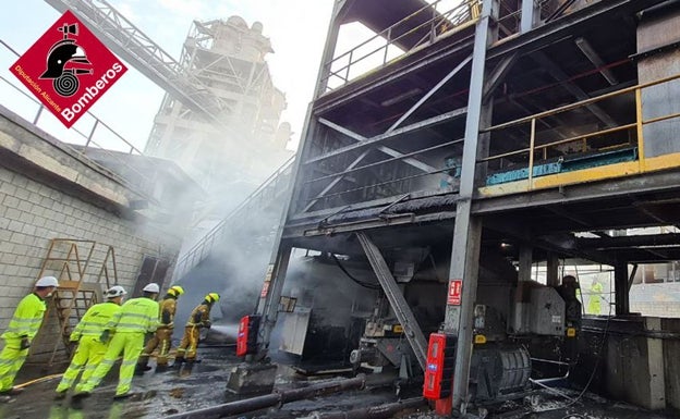 Arde la cinta transportadora en una zona de combustibles de una fábrica de cemento de Alicante