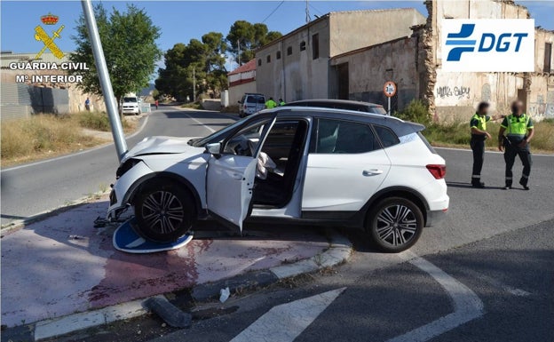 Le pillan hablando por teléfono en Elda y se da a la fuga al estar ebrio, drogado y sin permiso de conducir