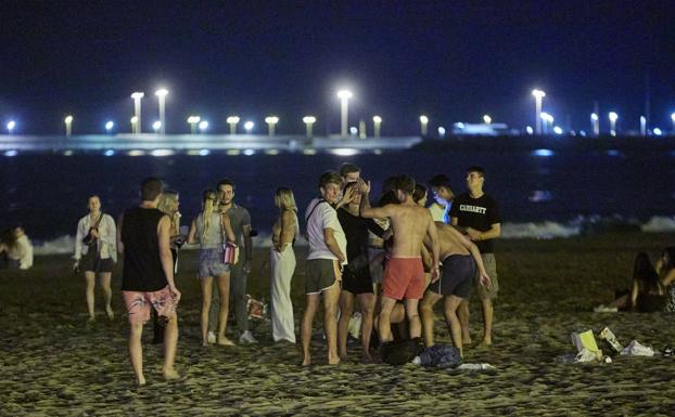 Así está la incidencia acumulada en la Comunitat: en el grupo de los veinteañeros se dispara hasta los 1.400 puntos