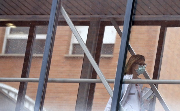 La espera para ser atendido por el fisioterapeuta ya supera el año en algunos centros de salud del Clínico