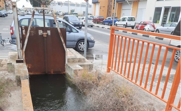 Vecinos de las fincas de Meliana afectadas por filtraciones indignados por otra entrada de agua