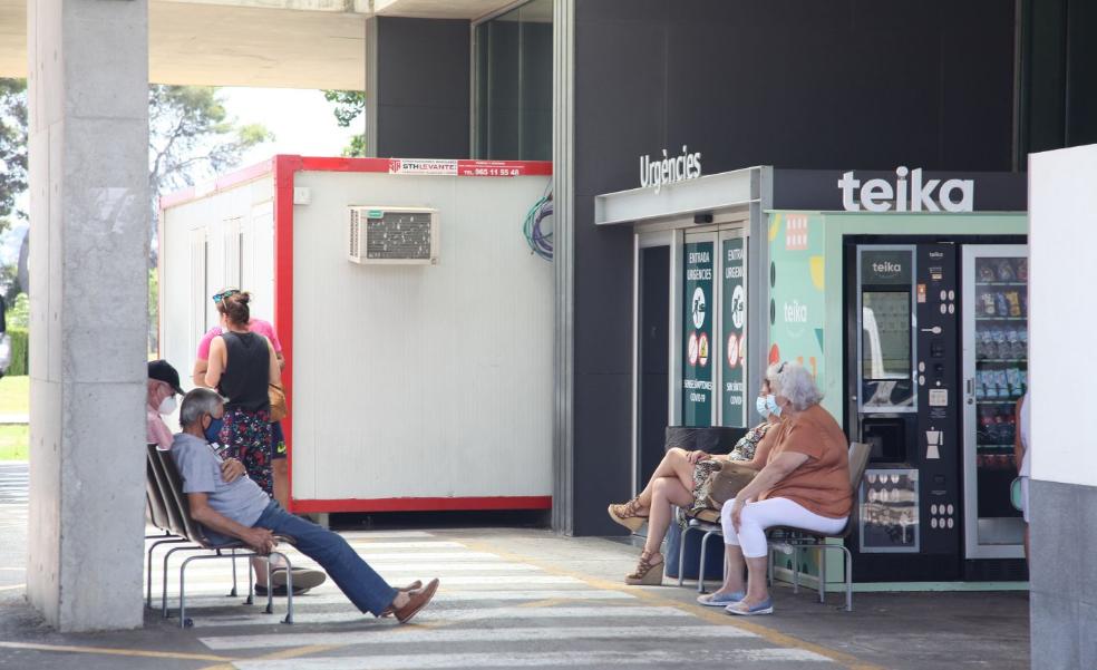 La presión sanitaria aumenta en las UCI y más hospitales planean el cierre de quirófanos