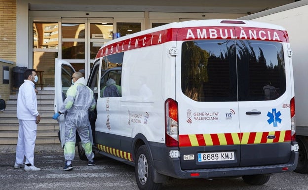 Herida una joven de 31 años en un accidente al colisionar una moto y un coche en la calle Pardo Jimeno de Alicante