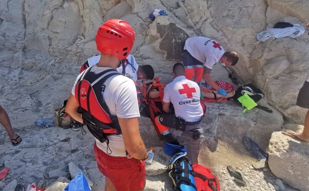 Cae desde una altura de 1,5 metros en la Caleta de Xàbia