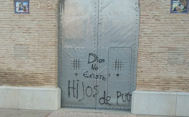 Pintadas ofensivas y obscenas en la ermita de Sant Roc y el Auditori de Guadassuar