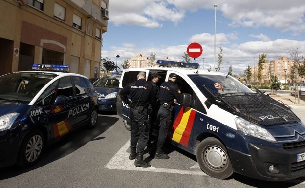 Detenido un grupo de cinco personas tras robar una bandolera a un turista en la estación de tren de Alicante