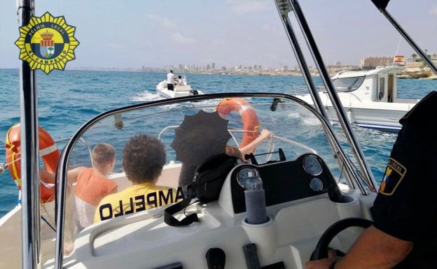 Rescatada una niña de 11 años herida en el mar a bordo de un barco en El Campello