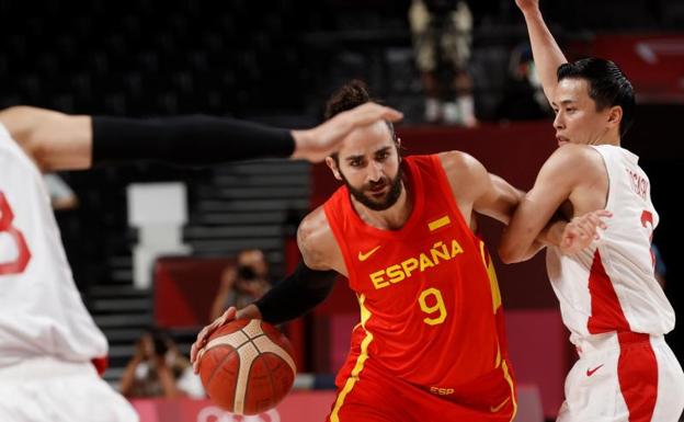 Ricky le saca una sonrisa a España en el estreno