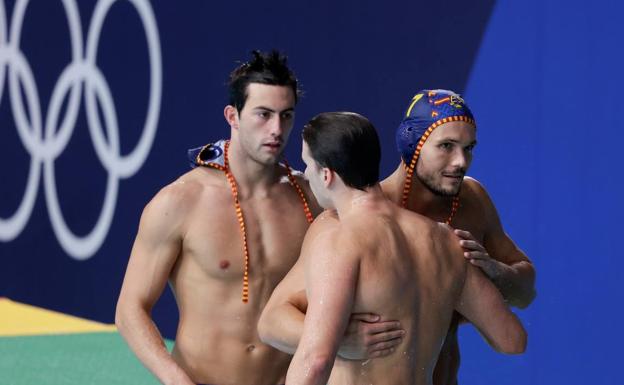 España se ilusiona en su estreno en el waterpolo al vencer a Serbia (12-13)