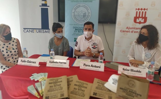 Canet repartirá bolsas de papel y ceniceros de cartón en la playa para evitar la basura marina