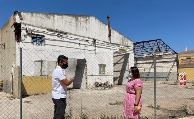 Almussafes inicia la demolición de unas naves en el solar donde se construirá el Casal Jove