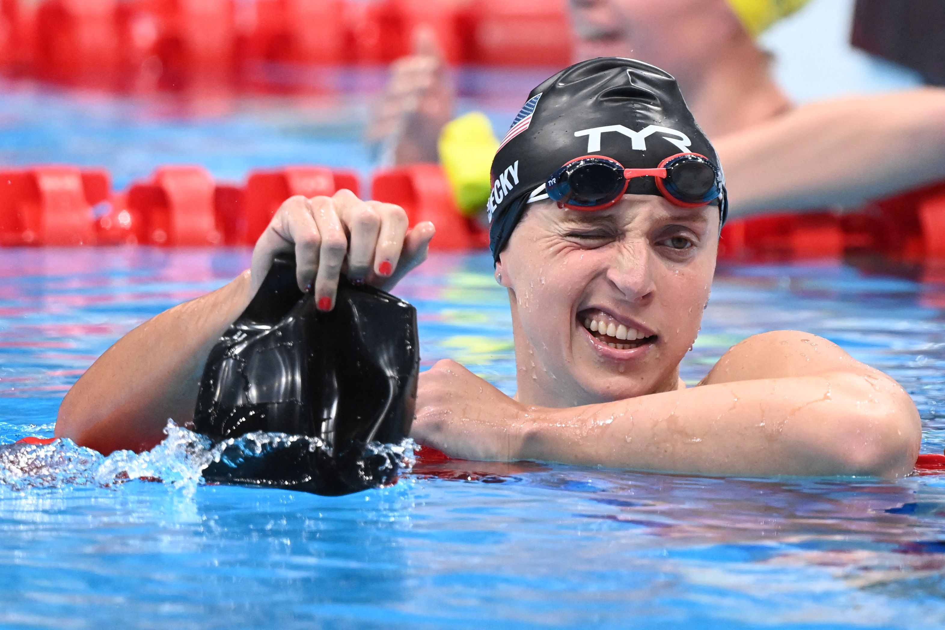 Katie Ledecky entrega su corona en los 400 libres